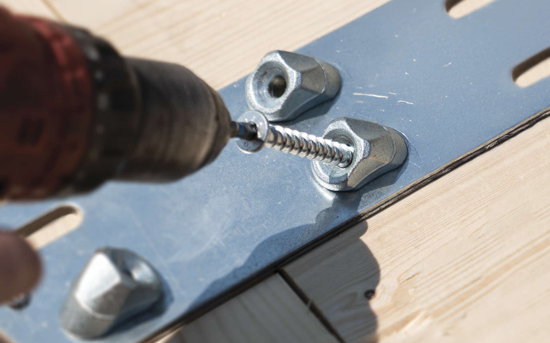 Timber-to-metal joint with screw under stress