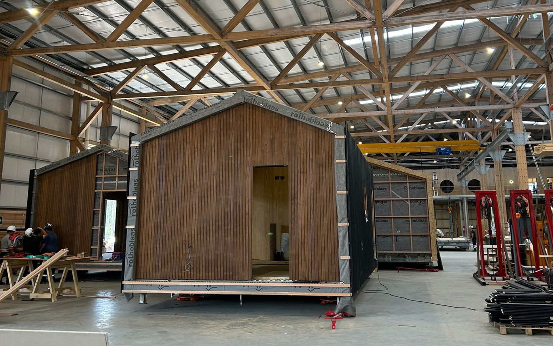 Modulo abitativo in legno in fase di assemblaggio nello stabilimento MOOD, Uruguay
