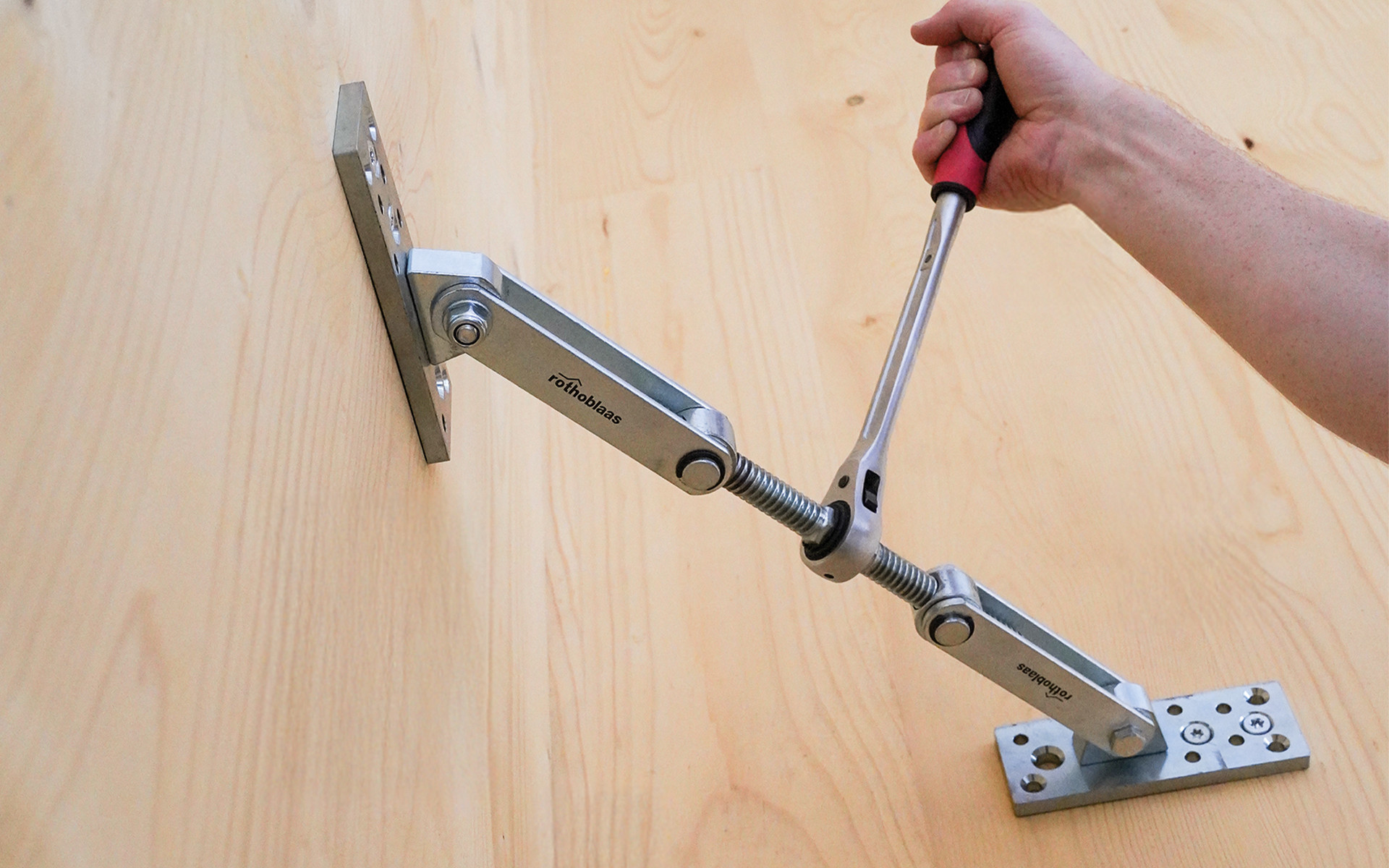 GEKO panel puller used to join two mass timber elements at an edge joint during assembly. 