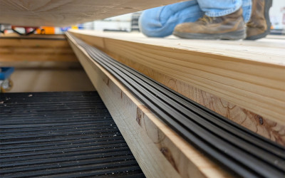 Come realizzare solai in X-LAM che combinino stabilità e prestazioni acustiche?