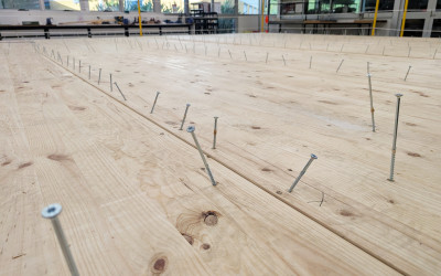 Come realizzare solai in X-LAM che combinino stabilità e prestazioni acustiche?