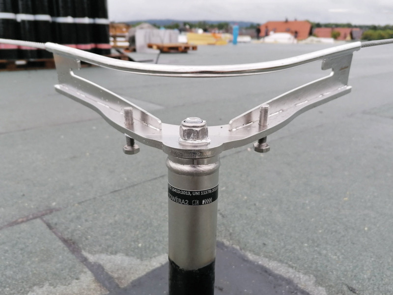 application-ligne-de-vie-sur-potelet-en-acier-inoxydable-pour-toitures-en-bois-béton-et-acier-PATROL-TOWER-A2