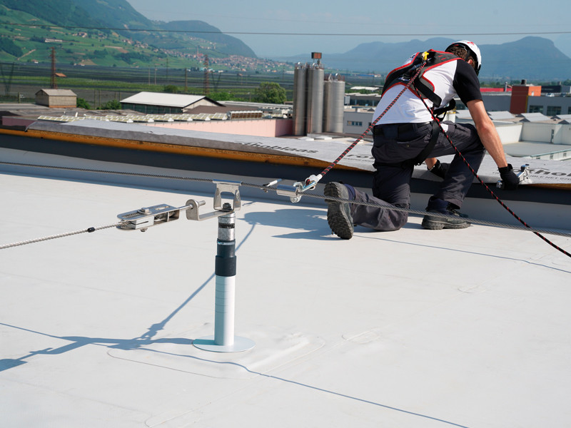 application-ligne-de-vie-sur-support-avec-plaque-de-base-plus-grande-pour-toitures-en-bois-acier-et-béton-patrol-tower-xl