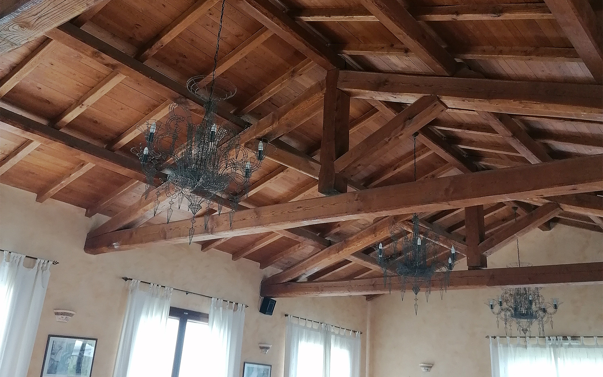 Oak roof with special-purpose fastenings for hardwood