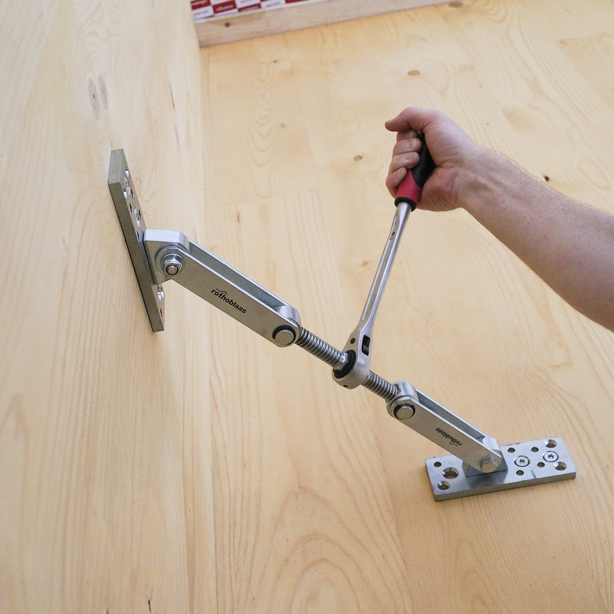 application-tire-panneaux-geko-assemblage-murs-bois-massif-geko